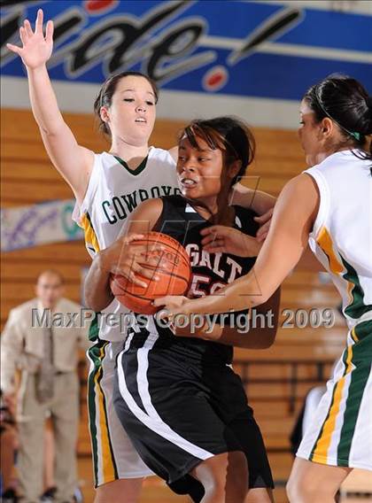 Thumbnail 2 in Galt vs. Livermore (Bulldog Winter Classic) photogallery.