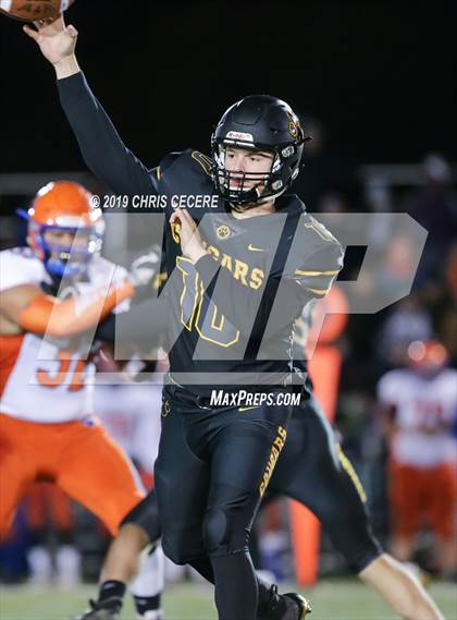 Thumbnail 2 in Livonia vs. Honeoye Falls-Lima (Section 5 Class B Final) photogallery.