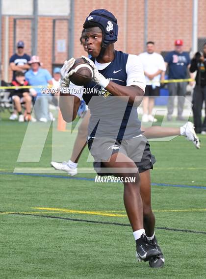 Thumbnail 2 in Los Alamitos vs. St. John Bosco (Battle At The Beach) photogallery.