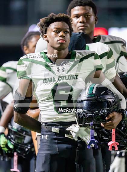 Thumbnail 3 in Iowa Colony vs. Randle (UIL 5A D2 Football Quaterfinal) photogallery.