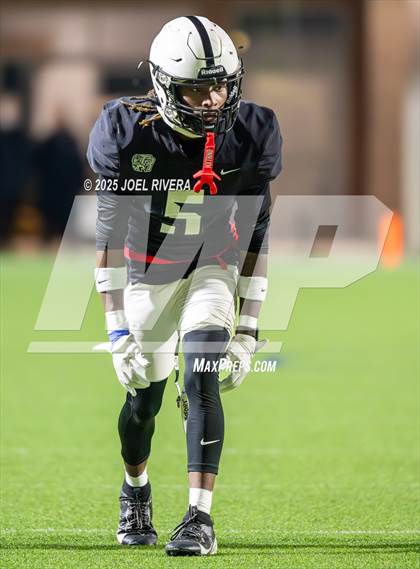 Thumbnail 1 in Iowa Colony vs. Randle (UIL 5A D2 Football Quaterfinal) photogallery.