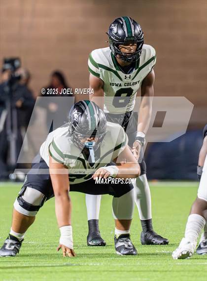 Thumbnail 1 in Iowa Colony vs. Randle (UIL 5A D2 Football Quaterfinal) photogallery.