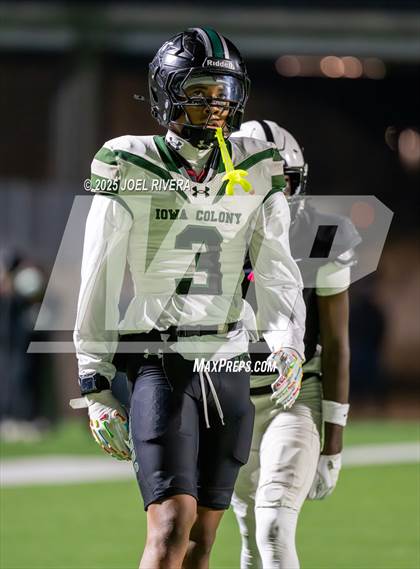 Thumbnail 1 in Iowa Colony vs. Randle (UIL 5A D2 Football Quaterfinal) photogallery.
