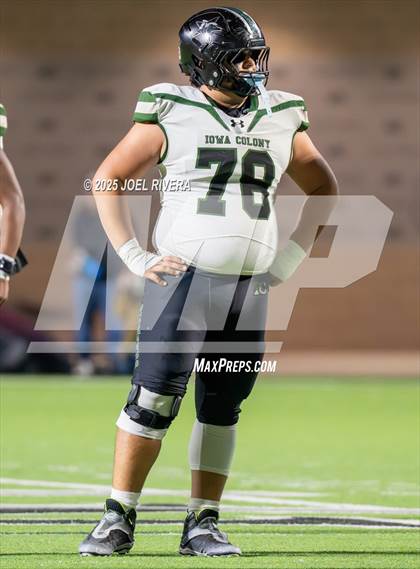 Thumbnail 1 in Iowa Colony vs. Randle (UIL 5A D2 Football Quaterfinal) photogallery.