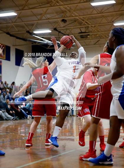 Thumbnail 1 in Chilton County vs Verbena (Chilton County Tournament) photogallery.