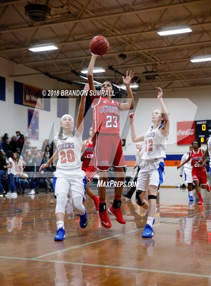 Thumbnail 1 in Chilton County vs Verbena (Chilton County Tournament) photogallery.