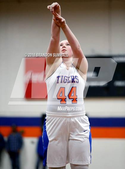 Thumbnail 1 in Chilton County vs Verbena (Chilton County Tournament) photogallery.