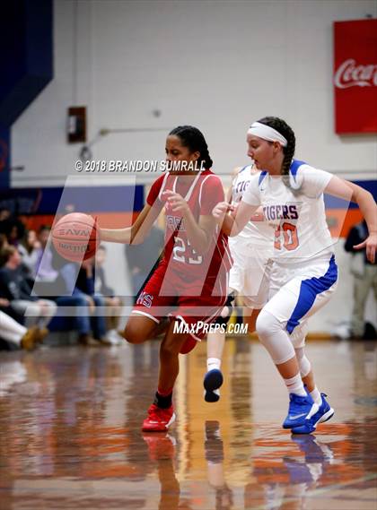 Thumbnail 2 in Chilton County vs Verbena (Chilton County Tournament) photogallery.