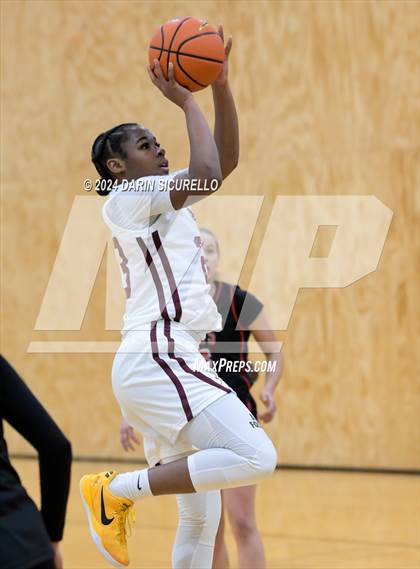 Thumbnail 1 in Bishop McNamara vs. Clackamas (Nike Tournament of Champions) photogallery.
