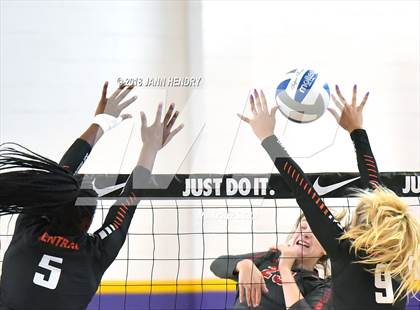 Thumbnail 3 in Central vs. Mater Dei (Durango Fall Classic) photogallery.