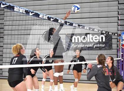 Thumbnail 2 in Central vs. Mater Dei (Durango Fall Classic) photogallery.
