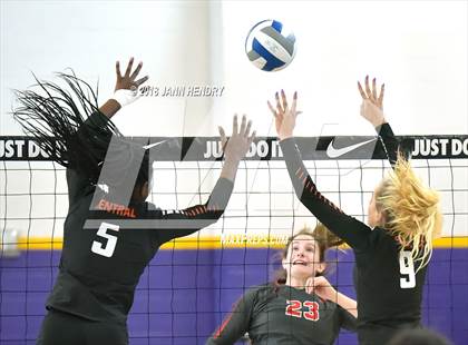Thumbnail 1 in Central vs. Mater Dei (Durango Fall Classic) photogallery.