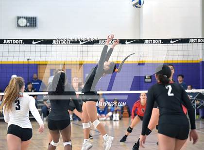 Thumbnail 3 in Central vs. Mater Dei (Durango Fall Classic) photogallery.