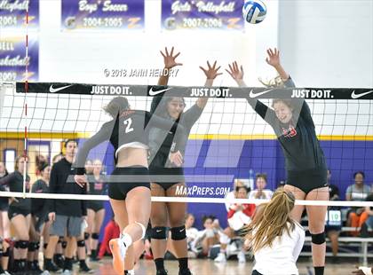 Thumbnail 1 in Central vs. Mater Dei (Durango Fall Classic) photogallery.