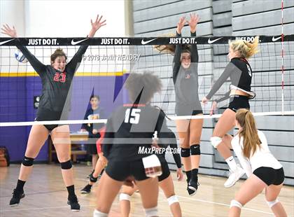 Thumbnail 3 in Central vs. Mater Dei (Durango Fall Classic) photogallery.