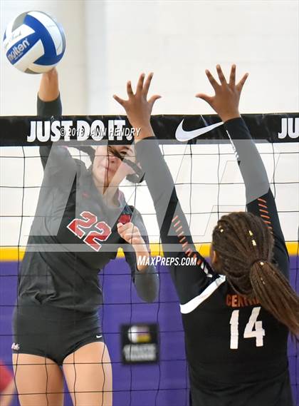 Thumbnail 2 in Central vs. Mater Dei (Durango Fall Classic) photogallery.