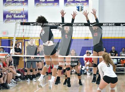 Thumbnail 2 in Central vs. Mater Dei (Durango Fall Classic) photogallery.