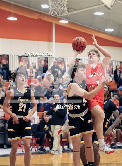 Thumbnail 3 in Grand Saline vs Malakoff photogallery.