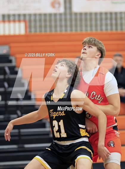 Thumbnail 2 in Grand Saline vs Malakoff photogallery.