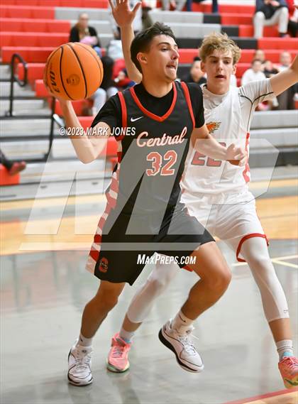 Thumbnail 2 in Chaparral vs. Central (Phoenix Union Coyote Classic) photogallery.