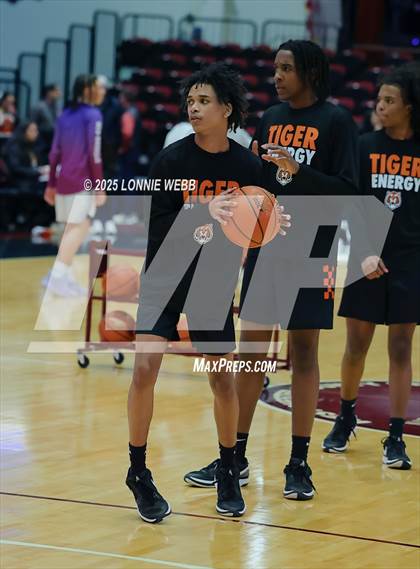Thumbnail 2 in White Plains vs New Rochelle (Slam Dunk Showcase) photogallery.