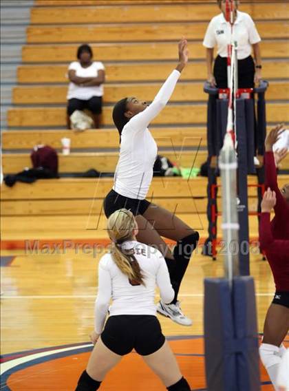 Thumbnail 2 in Dobie vs Baytown Lee (Nike Volleyball Classic) photogallery.