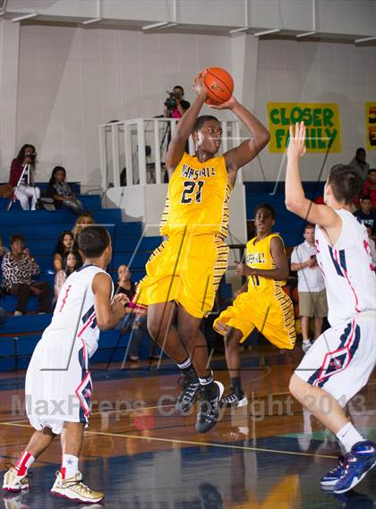 Thumbnail 1 in Fort Bend Marshall vs. Atascocita (McDonald's Texas Invitational) photogallery.