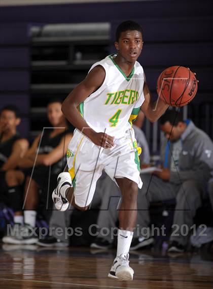 Thumbnail 2 in Inglewood vs. Fremont (St. Hope Elite Hoops Classic) photogallery.
