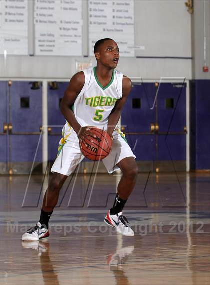 Thumbnail 3 in Inglewood vs. Fremont (St. Hope Elite Hoops Classic) photogallery.