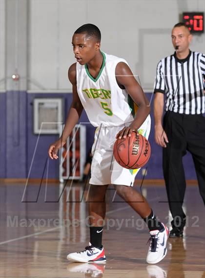 Thumbnail 3 in Inglewood vs. Fremont (St. Hope Elite Hoops Classic) photogallery.