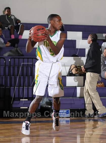 Thumbnail 3 in Inglewood vs. Fremont (St. Hope Elite Hoops Classic) photogallery.