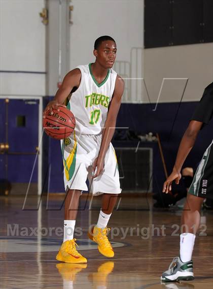 Thumbnail 1 in Inglewood vs. Fremont (St. Hope Elite Hoops Classic) photogallery.