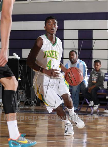 Thumbnail 3 in Inglewood vs. Fremont (St. Hope Elite Hoops Classic) photogallery.