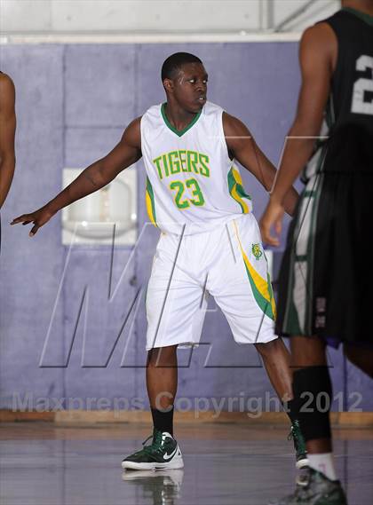 Thumbnail 2 in Inglewood vs. Fremont (St. Hope Elite Hoops Classic) photogallery.