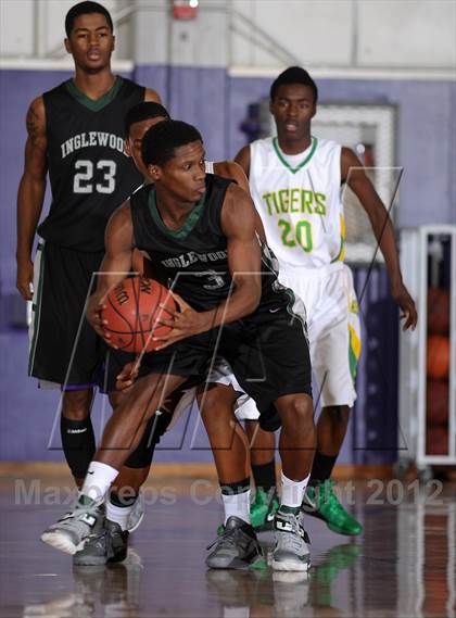 Thumbnail 3 in Inglewood vs. Fremont (St. Hope Elite Hoops Classic) photogallery.