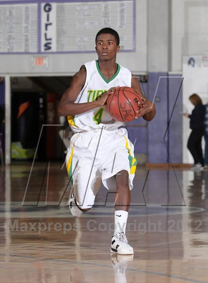 Thumbnail 1 in Inglewood vs. Fremont (St. Hope Elite Hoops Classic) photogallery.