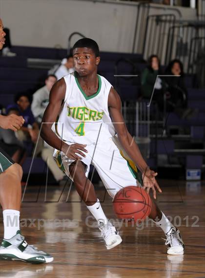 Thumbnail 2 in Inglewood vs. Fremont (St. Hope Elite Hoops Classic) photogallery.