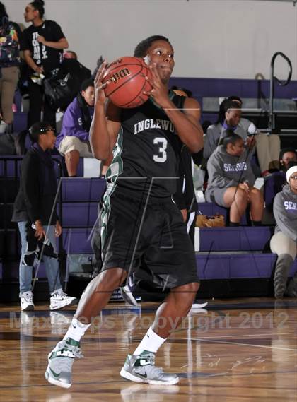 Thumbnail 3 in Inglewood vs. Fremont (St. Hope Elite Hoops Classic) photogallery.