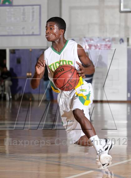 Thumbnail 3 in Inglewood vs. Fremont (St. Hope Elite Hoops Classic) photogallery.