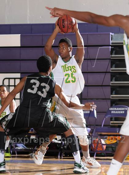 Thumbnail 3 in Inglewood vs. Fremont (St. Hope Elite Hoops Classic) photogallery.