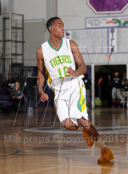 Thumbnail 1 in Inglewood vs. Fremont (St. Hope Elite Hoops Classic) photogallery.