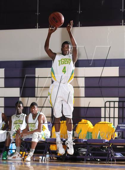 Thumbnail 2 in Inglewood vs. Fremont (St. Hope Elite Hoops Classic) photogallery.