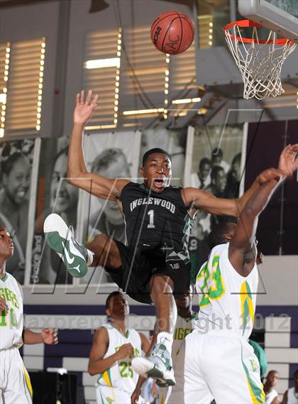 Thumbnail 2 in Inglewood vs. Fremont (St. Hope Elite Hoops Classic) photogallery.