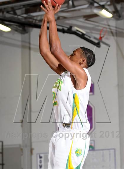 Thumbnail 2 in Inglewood vs. Fremont (St. Hope Elite Hoops Classic) photogallery.