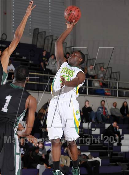 Thumbnail 3 in Inglewood vs. Fremont (St. Hope Elite Hoops Classic) photogallery.