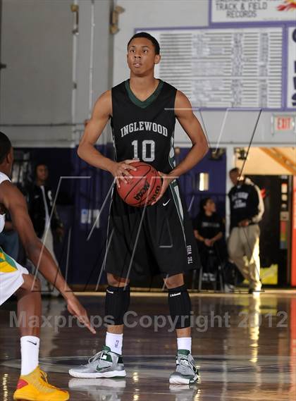 Thumbnail 2 in Inglewood vs. Fremont (St. Hope Elite Hoops Classic) photogallery.