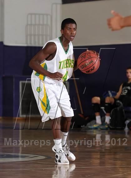 Thumbnail 3 in Inglewood vs. Fremont (St. Hope Elite Hoops Classic) photogallery.