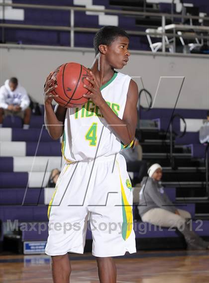 Thumbnail 1 in Inglewood vs. Fremont (St. Hope Elite Hoops Classic) photogallery.