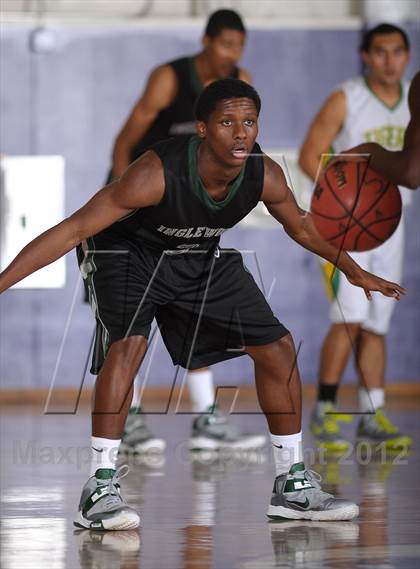Thumbnail 2 in Inglewood vs. Fremont (St. Hope Elite Hoops Classic) photogallery.