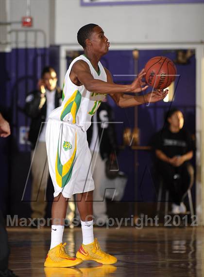 Thumbnail 3 in Inglewood vs. Fremont (St. Hope Elite Hoops Classic) photogallery.